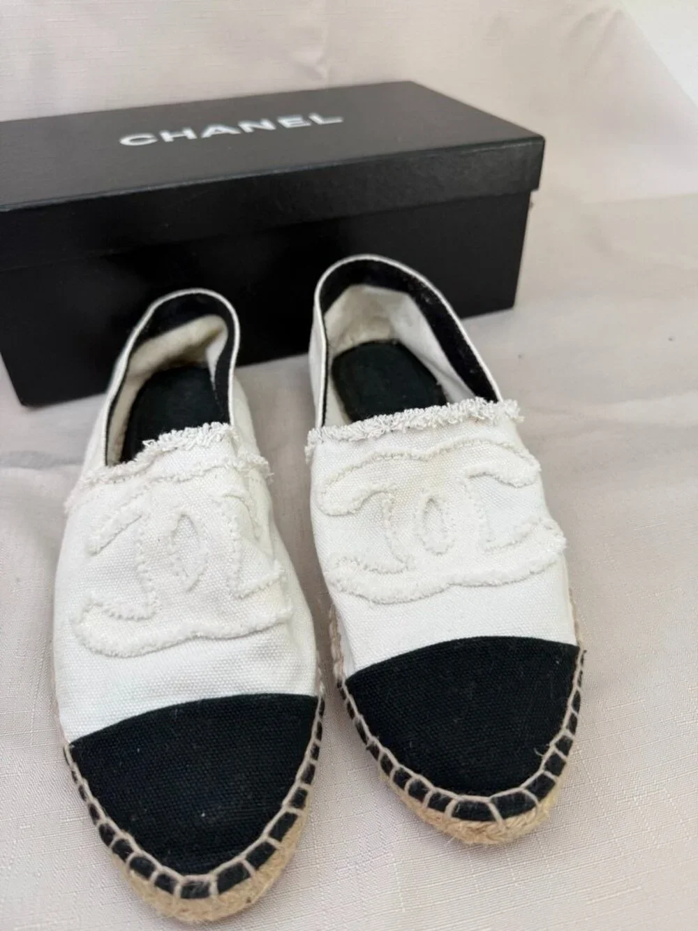 Authentic Chanel CC Canvas Espadrilles White Black Cap Toe Flats 39 11P Spain